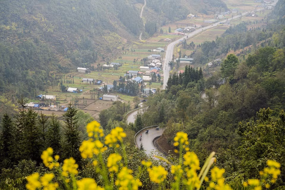 Pho Cao es una comuna montañosa en el distrito de Dong Van, provincia de Ha Giang, famosa desde hace mucho tiempo por sus poéticos paisajes naturales, sus casas de tierra que llevan la impronta arquitectónica del grupo étnico Mong y sus costumbres y prácticas imbuidas de identidad nacional. (Foto: VNA)