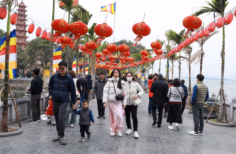 Los habitantes de Hanoi van a la pagoda de Tran Quoc en el primer día del Año Nuevo Lunar. (Fuente: VNA)