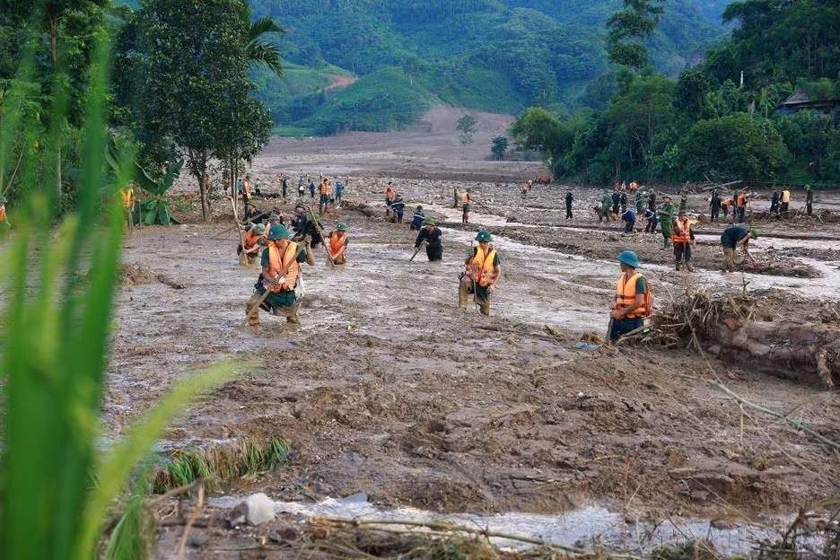 Fuerzas militares se desplegaron para buscar víctimas desaparecidas debido a deslizamientos de tierra en la aldea de Nu, comuna de Phuc Khanh, distrito de Bao Yen, provincia de Lao Cai, el 12 de septiembre de 2024. (Foto: VNA)