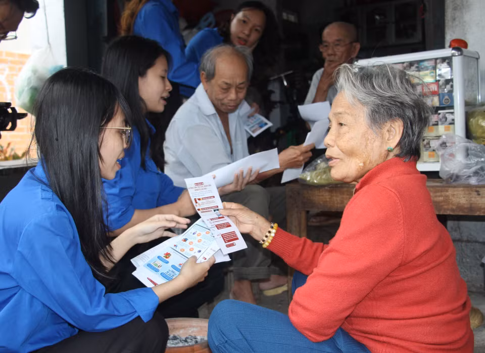 Los miembros de la Unión de Jóvenes Comunista Ho Chi Minh en la provincia de Khanh Hoa ayudan a las personas a acceder a la tecnología de la información, la transformación digital y el conocimiento sobre el ciberespacio, para aumentar su comprensión y reducir la brecha entre las áreas rurales y urbanas. (Foto: VNA)