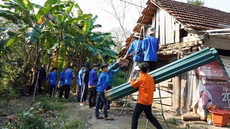 Implementando la política gubernamental de "eliminar las casas temporales y deterioradas", los miembros de la Unión de Jóvenes Comunistas Ho Chi Minh en la provincia de Ha Tinh apoyaron a la gente en la reubicación y desmantelamiento de sus viviendas, así como en la construcción y reparación de muchas casas. (Foto: VNA)