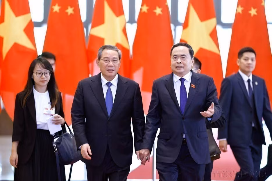 El presidente de la Asamblea Nacional, Tran Thanh Man, se reunió con el primer ministro chino, Li Qiang, durante su visita oficial a Vietnam, 13 de octubre de 2024. (Foto: VNA)