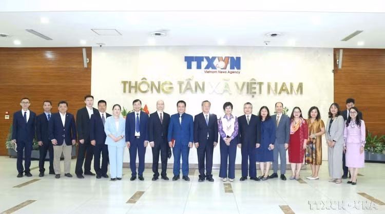 La directora general de la Agencia Vietnamita de Noticias, Vu Viet Trang, trabajó con la delegación del Diario del Pueblo (China) encabezada por su editor en jefe Chen Jianwen, en Hanoi, el 24 de marzo de 2025. (Foto: VNA)