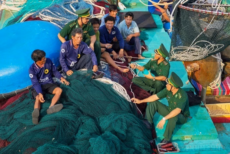 Los oficiales y soldados de la estación de guardia fronteriza de Truong Sa, de la provincia de Khanh Hoa, siempre apoyan a los pescadores. (Foto: VNA)