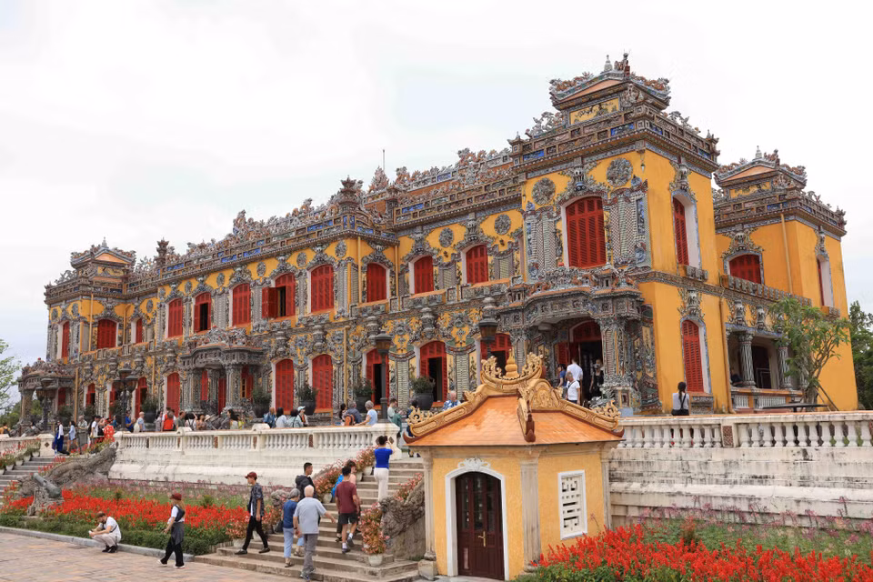Turistas visitando el Palacio Kien Trung en la Ciudad Imperial de Hue. (Foto: VNA)