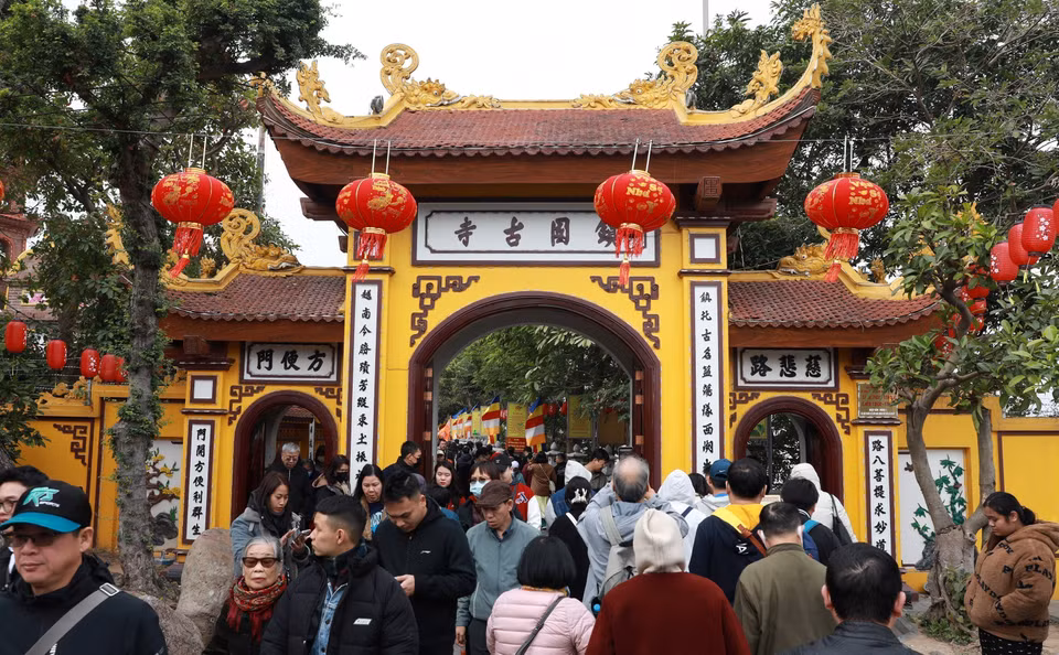 Los habitantes de Hanoi van a la pagoda de Tran Quoc en el primer día del Año Nuevo Lunar. (Fuente: VNA)