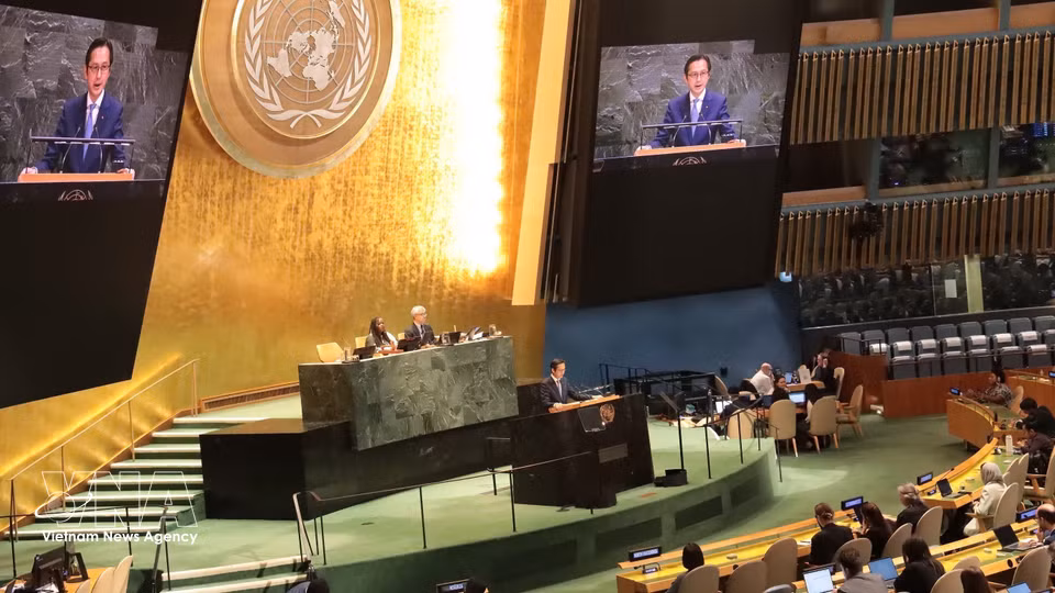 El 4 de septiembre de 2026, la Asamblea General de las Naciones Unidas aprobó la resolución “Década Internacional de la Cultura para el Desarrollo Sostenible 2027-2036”, propuesta e impulsada por Vietnam junto con el grupo central integrado por Chipre, Italia, Laos, Qatar y San Cristóbal y Nieves. Un total de 103 países copatrocinaron la resolución. En la foto: el embajador Do Hung Viet, jefe de la Misión Permanente de Vietnam ante la ONU, presenta la resolución. Foto: VNA