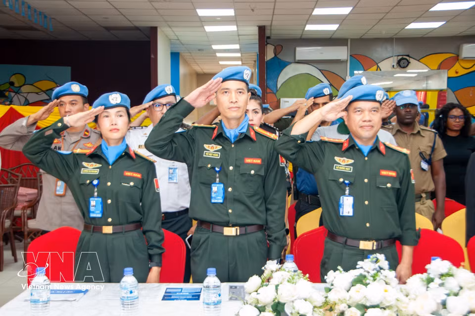 Las fuerzas vietnamitas siguen contribuyendo a las misiones de mantenimiento de la paz de las Naciones Unidas con sus conocimientos profesionales y espíritu de responsabilidad. En la foto: Tres oficiales de la Policía de Vietnam que participaron en la misión de mantenimiento de la paz de la ONU en Sudán del Sur reciben la Medalla de Mantenimiento de la Paz de las Naciones Unidas (Sudán del Sur, octubre de 2023). Foto: VNA