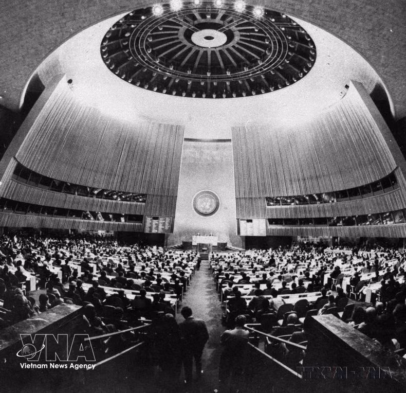 El 20 de septiembre de 1977, en la sesión inaugural del 32.º período de sesiones de la Asamblea General de las Naciones Unidas, celebrada en Nueva York (Estados Unidos), se aprobó la resolución que reconoció a Vietnam como miembro de la ONU. Foto: Archivo de la VNA
