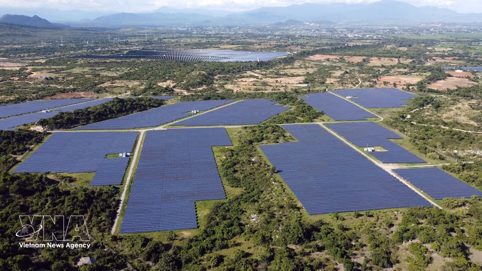 La transición energética y el desarrollo de las energías renovables constituyen una vía vinculada a los objetivos de reducción de emisiones, protección del medio ambiente y desarrollo sostenible. En la foto: Complejo de plantas de energía solar de Phuoc Thai, provincia de Khanh Hoa. Foto: VNA