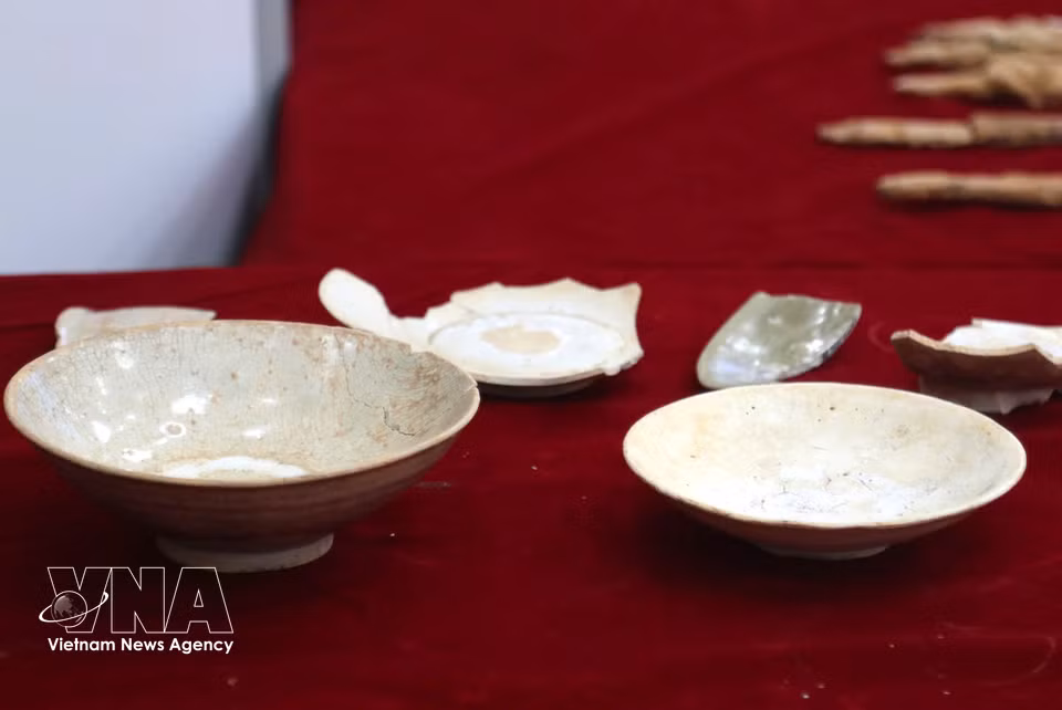 Durante la excavación también se hallaron monedas Ngu Thu, que constituyen uno de los elementos utilizados para contribuir a la datación del conjunto arqueológico. Foto: VNA