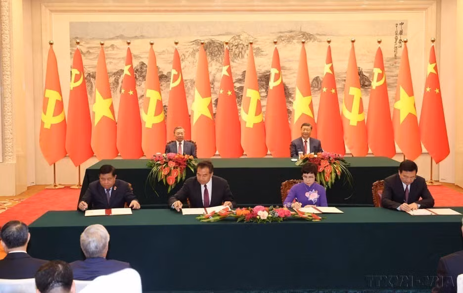 El secretario general del Partido Comunista de Vietnam y presidente del país, To Lam, y su homólogo chino Xi Jinping presenciaron la ceremonia de firma del Acuerdo de Cooperación Profesional entre la Agencia Vietnamita de Noticias y la Agencia de Noticias Xinhua (derecha) y un memorando de entendimiento sobre la promoción de la cooperación para el desarrollo proyectos en los campos social y civil entre el Ministerio de Planificación e Inversión de Vietnam y la Administración General de Cooperación Internacional para el Desarrollo de China (izquierda) en el Gran Salón del Pueblo en Beijing (19 de agosto de 2024). Foto: VNA