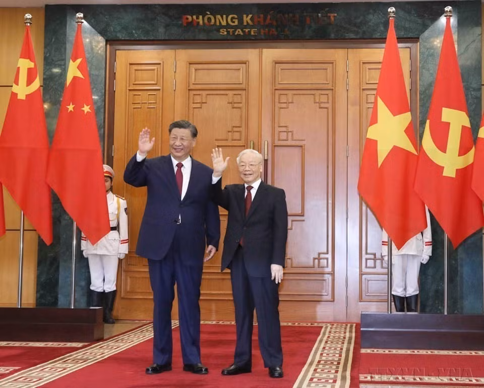 El 12 de diciembre de 2023, en la sede del Comité Central del Partido Comunista de Vietnam, el secretario general Nguyen Phu Trong sostuvo conversaciones con el secretario general y presidente de China Xi Jinping en visita de Estado al país del sudeste asiático. (12 de diciembre de 2023). Foto: VNA