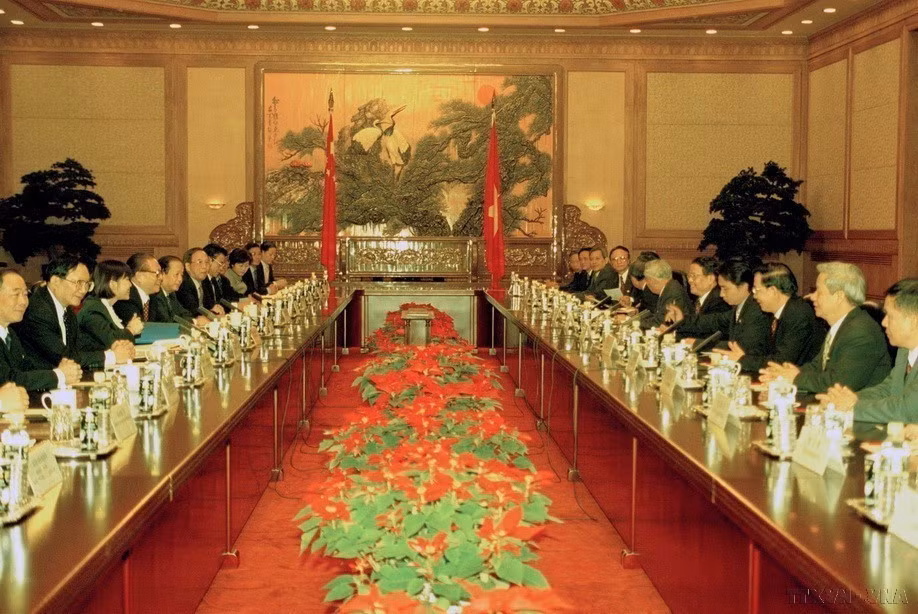 En diciembre de 2000, Vietnam y China firmaron la "Declaración Conjunta sobre Cooperación Integral en el nuevo siglo", en la que se esbozaron medidas específicas para desarrollar las relaciones bilaterales en todos los ámbitos. En la foto: el presidente chino, Jiang Zemin, mantuvo conversaciones con el presidente vietnamina, Tran Duc Luong, durante su visita oficial a China (Beijing, 25 de diciembre de 2000). Foto: VNA