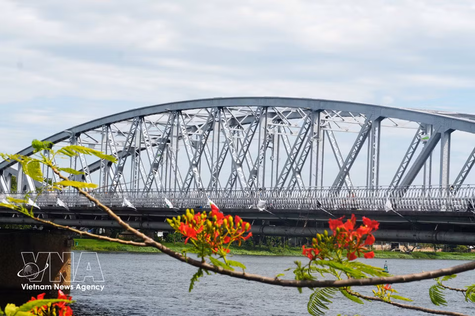 Los arcos del puente Truong Tien, sobre el río Huong, en el centro de la ciudad de Hue, han recuperado su color plateado original. Foto: VNA