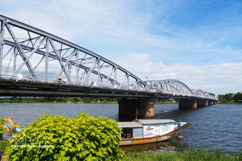 El puente Truong Tien luce una nueva imagen con su color plateado original. Foto: VNA