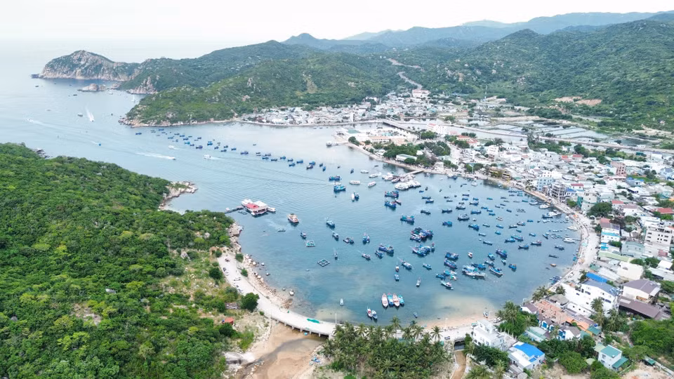 La poética belleza de la bahía de Vinh Hy, ubicada en la comuna de Vinh Hai, provincia de Khanh Hoa. (Foto: VNA)
