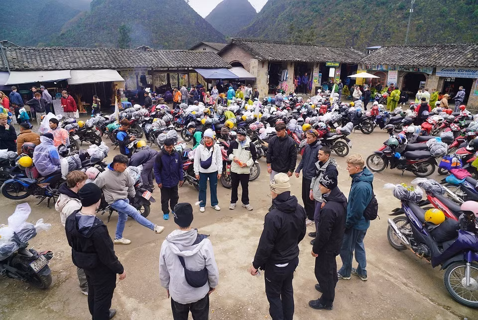 Los turistas internacionales juegan al volante durante un descanso en su viaje para explorar Ha Giang. (Foto: VNA)