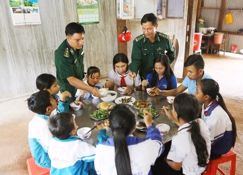El modelo "Cocina de amor" fue desplegado en 2018 por oficiales y soldados de la estación de la Guardia Fronteriza en la puerta fronteriza internacional de Le Thanh (Gia Lai) para ayudar a los estudiantes en circunstancias difíciles. (Foto: VNA)