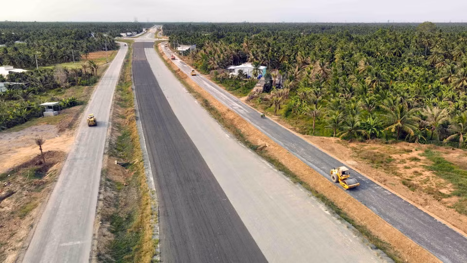 Carretera que conecta el puente Rach Mieu 2, sección en el distrito de Chau Thanh, provincia de Ben Tre. (Foto: VNA)