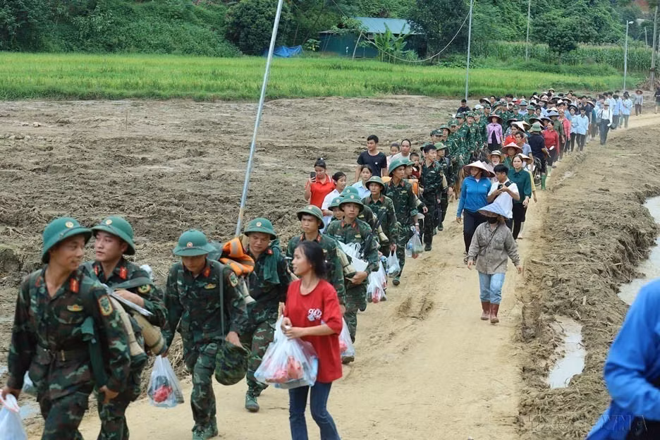 Los habitantes de la aldea de Lang Un, comuna de Phuc Khanh, distrito de Bao Yen, provincia de Lao Cai, se despidieron de los soldados del Regimiento 98, División 316 de la Región Militar 2, quienes participaron en la búsqueda de víctimas desaparecidas debido a deslizamientos de tierra durante 14 días en septiembre de 2024. (Foto: VNA)