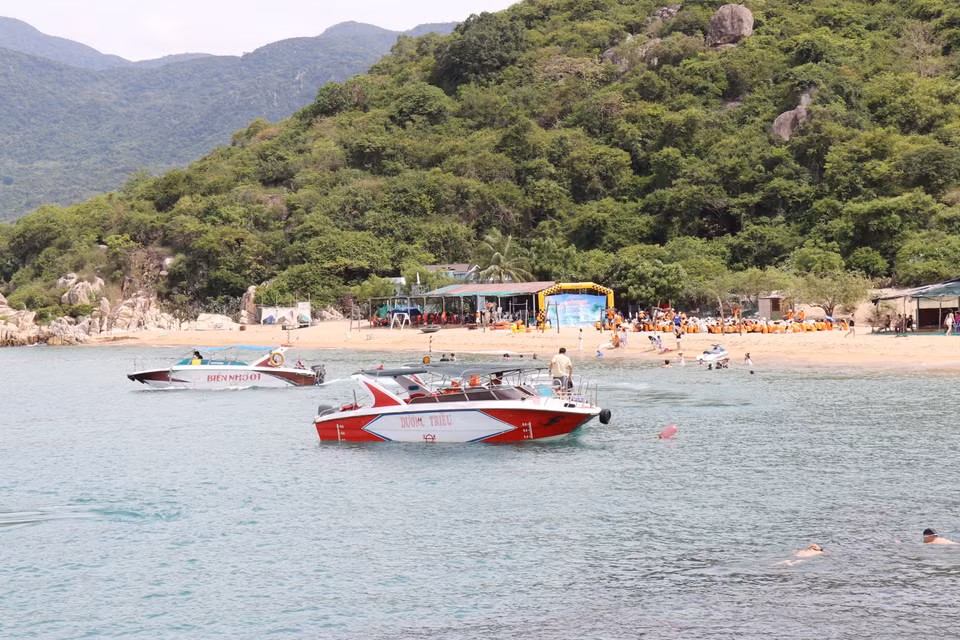 Actividades turísticas en la bahía de Vinh Hy, en la comuna de Vinh Hai, provincia de Khanh Hoa. (Foto: VNA)