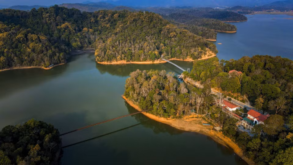 Los puentes colgantes son una atracción turística en el lago Pa Khoang. (Foto: VNA)