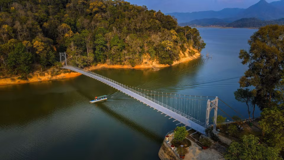 Turistas recorren el lago Pa Khoang en barco. (Foto: VNA)