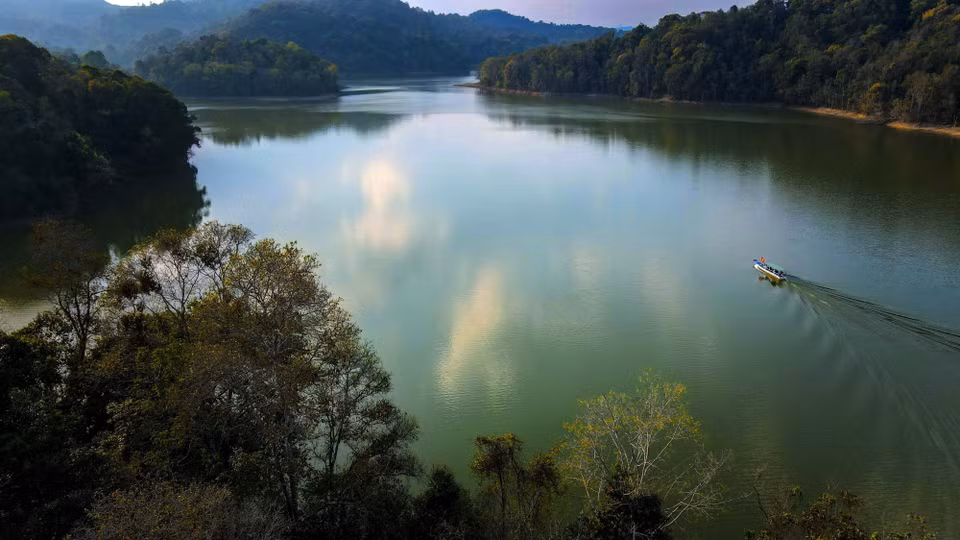 Los viajeros en barco pueden disfrutar plenamente de la belleza natural de Pa Khoang, el embalse más grande de la provincia de Dien Bien, con una capacidad de diseño de más de 40 millones de m3, ubicado a una altitud de casi 900 m sobre el nivel del mar, abarcando el área de las comunas de Pa Khoang y Muong Phang (ciudad de Dien Bien Phu). (Foto: VNA)