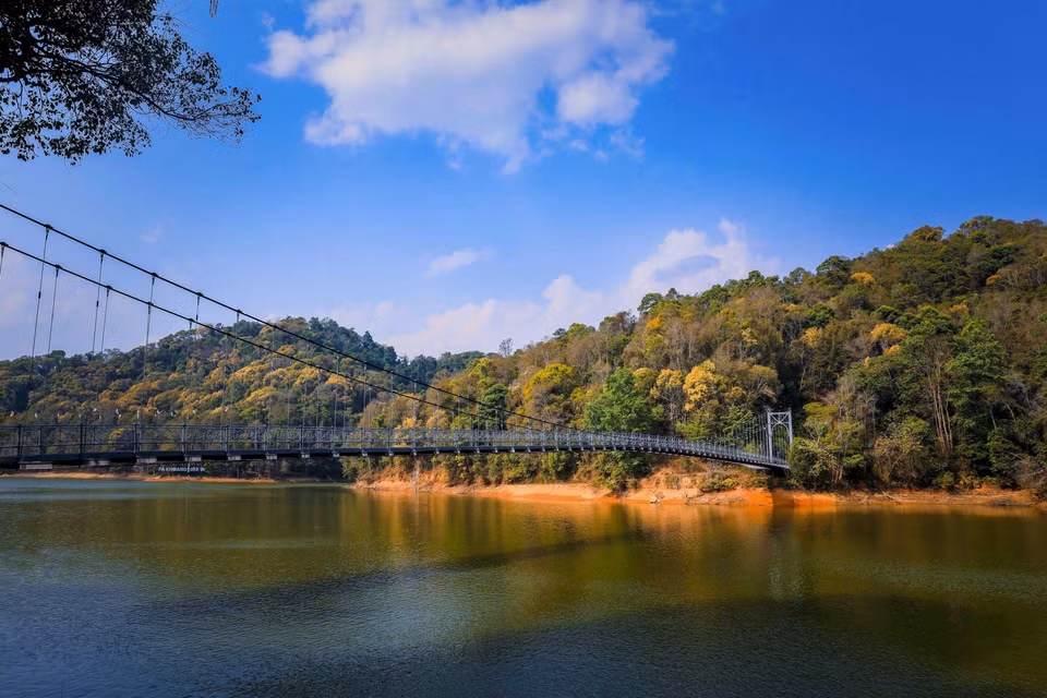 Puente colgante sobre el lago Pa Khoang. (Foto: VNA)
