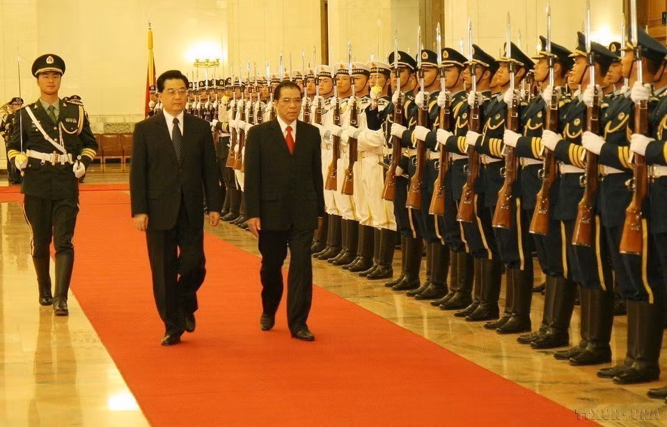 En mayo de 2008, durante la visita del secretario general del Partido Comunista de Vietnam, Nong Duc Manh, a China, los dos países elevaron sus nexos a una asociación de cooperación estratégica integral. Foto: VNA