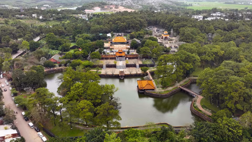 La Tumba de Tu Duc (Khiem Lang), construida en la ladera derecha de la colina Vong Canh, en la aldea de Thuy Ba, distrito de Thuy Xuan, ciudad de Hue, es un destino popular para los turistas que visitan la antigua capital de Hue. (Foto: VNA)
