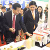 Los delegados visitan los stands de las empresas vietnamitas de procesamiento de alimentos en el evento. Foto: VNA
