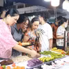 El evento, que dura una semana, exhibe más de 2000 productos de 34 provincias y ciudades, incluyendo 130 stands que mostraron productos OCOP calificados de 3 a 5 estrellas. Foto: VNA