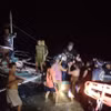 Varias personas se suman a las labores de rescate tras el incendio de un ferry frente a la costa de la provincia filipina de Palawan el 9 de septiembre de 2026. (Foto: Xinhua/VNA)