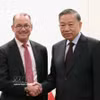 El líder vietnamita To Lam recibe a Robert (Bobby) Thomson, vicepresidente sénior y jefe de relaciones gubernamentales globales de VISA Corporation. Foto: VNA
