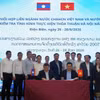 Representantes del grupo de coordinación interministerial de Vietnam y Laos firman el acta de la reunión. (Foto: Ministerio de Industria y Comercio)