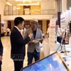 Los delegados visitan los stands de la exposición en el Foro Nacional de Productividad y Calidad 2026. Foto: VNA