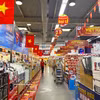 El supermercado MM Mega Market An Phu en Ciudad Ho Chi Minh está brillantemente decorado para el Día Nacional. Foto: VNA