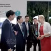 El vicesecretario del Comité del Partido de Quang Ninh, Vu Quyet Tien (segundo desde la izquierda), y el vicepresidente del Comité Popular municipal, Nguyen Van Cong (extremo izquierdo), se reúnen con Franziska Giffey, ministra de Economía del estado de Berlín. Foto: VNA