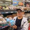 Un cliente asiático con un coco vietnamita y una pajita. Foto: VNA