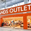 Foto ilustrada: Los outlets son establecimientos que concentran múltiples marcas y permiten a fabricantes o distribuidores vender directamente al consumidor a precios acordes con este modelo.