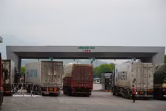 Camiones de mercancías ingresan a Vietnam a través del paso fronterizo internacional de Lao Cai. Foto: VNA