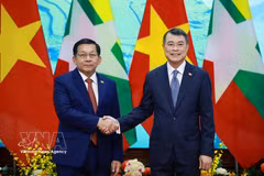 El primer ministro de Vietnam, Le Minh Hung, (derecha) y el presidente de Myanmar, Min Aung Hlaing. (Foto: VNA)