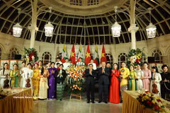 El secretario general del Partido Comunista y presidente de Vietnam, To Lam, y su esposa, Ngo Phuong Ly, junto al presidente de Myanmar, Min Aung Hlaing, y su esposa, Kyu Kyu Hla, con los artistas que actuaron en la recepción. (Foto: VNA)