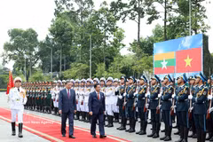 El secretario general del Partido Comunista y presidente de Vietnam, To Lam, y el presidente de Myanmar, Min Aung Hlaing, pasan revista a la Guardia de Honor del Ejército Popular de Vietnam. (Foto: VNA)