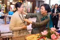 Las primeras damas de Vietnam, Ngo Phuong Ly (derecha), y de Myanmar, Kyu Kyu Hla, en la aldea de seda Van Phuc. (Foto: VNA)