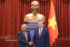 El secretario general del Partido Comunista y presidente de Vietnam, To Lam, (derecha) recibe al embajador de Bangladesh, Mohammad Lutfor Rahman. (Foto: VNA)