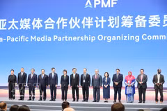 La subdirectora general de la VNA, Doan Thi Tuyet Nhung (quinta por la derecha), y representantes de agencias de noticias y medios de comunicación de la región participan en la ceremonia de lanzamiento del Comité Preparatorio del Programa de Asociación de Medios de Asia-Pacífico. (Foto: VNA)