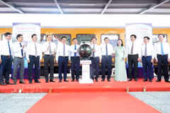Los delegados presionan el botón para inaugurar el tren turístico “Phong Nha – Antigua capital imperial de Hue: Ruta del Patrimonio Mundial”. (Foto: VN)